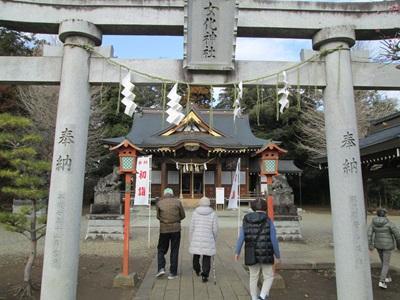 鳥居をくぐってお参りへ
